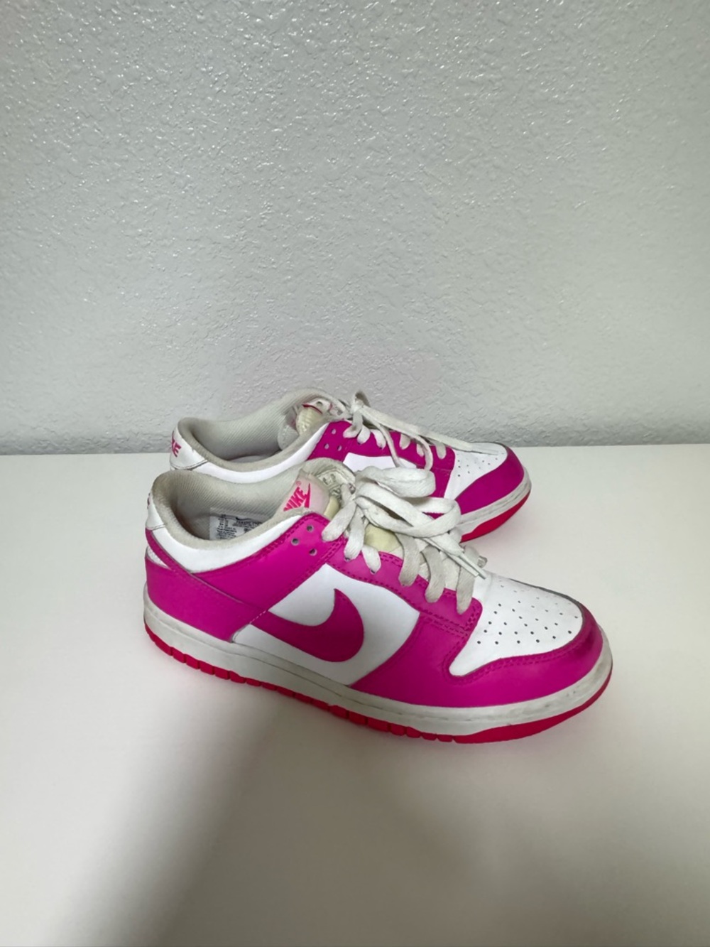 Nike Low-Top Sneakers in White and Fuchsia Pink